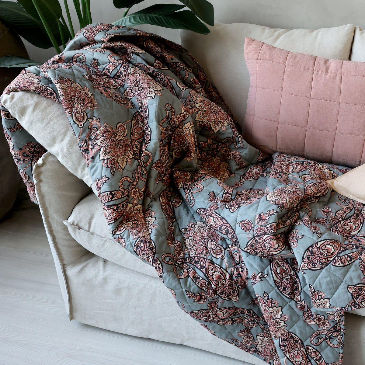 Decke mit Paisley Motiv
