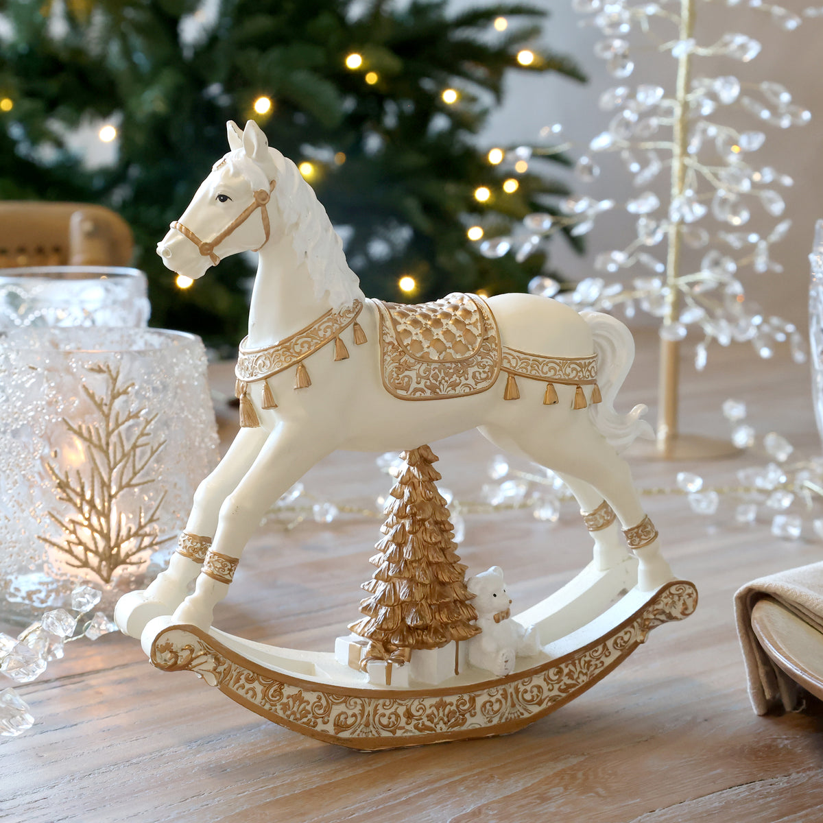 Noël Schaukelpferd mit Geschenken