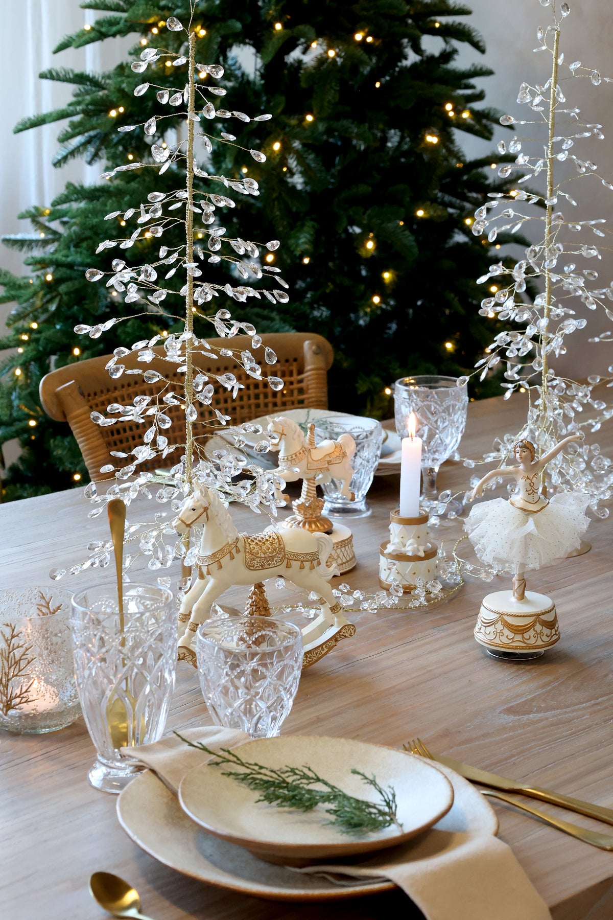 Noël Schaukelpferd mit Geschenken