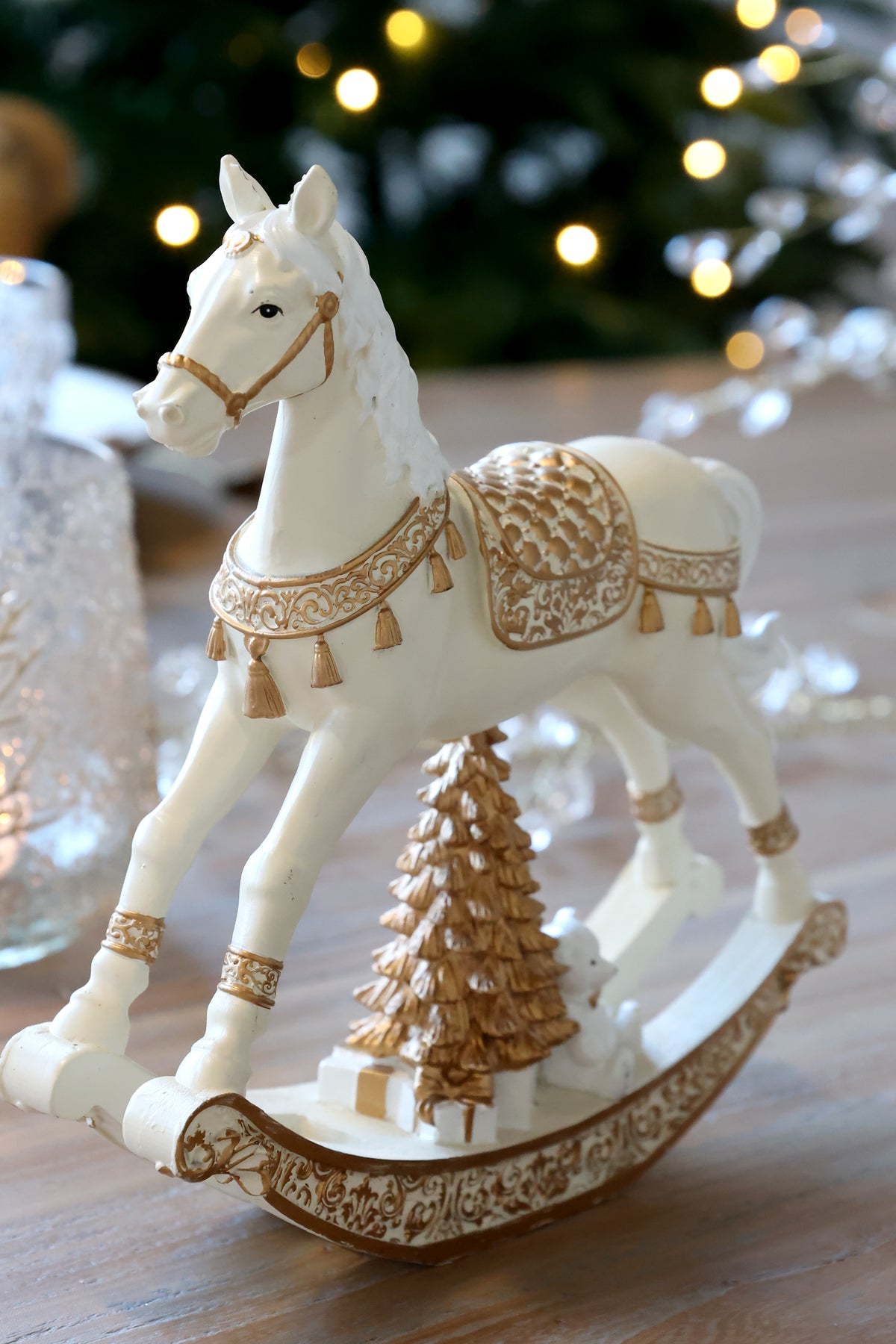 Noël Schaukelpferd mit Geschenken